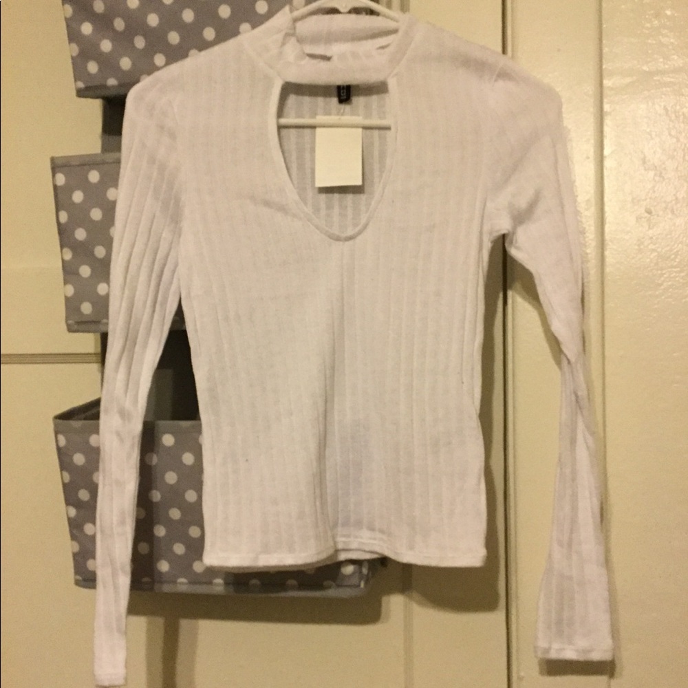 V-neck long sleeves tee